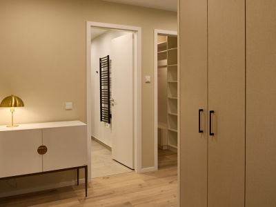 Neubau in urbaner Lage - Stilvoll vollmöbliertes Apartment in 4. Etage mit Balkon und TG-Stellplatz