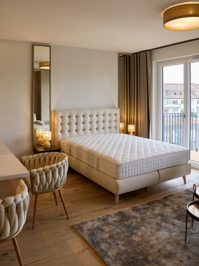 Neubau in urbaner Lage - Stilvoll vollmöbliertes Apartment in 4. Etage mit Balkon und TG-Stellplatz