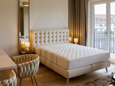 Neubau in urbaner Lage - Stilvoll vollmöbliertes Apartment in 4. Etage mit Balkon und TG-Stellplatz