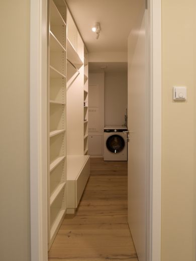 Neubau in urbaner Lage - Stilvoll vollmöbliertes Apartment in 4. Etage mit Balkon und TG-Stellplatz