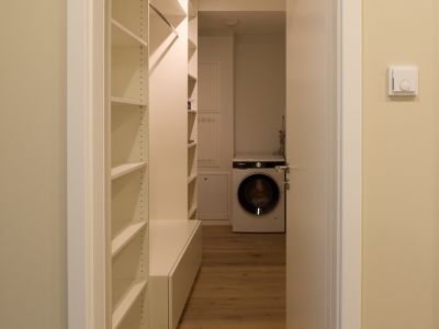 Neubau in urbaner Lage - Stilvoll vollmöbliertes Apartment in 4. Etage mit Balkon und TG-Stellplatz