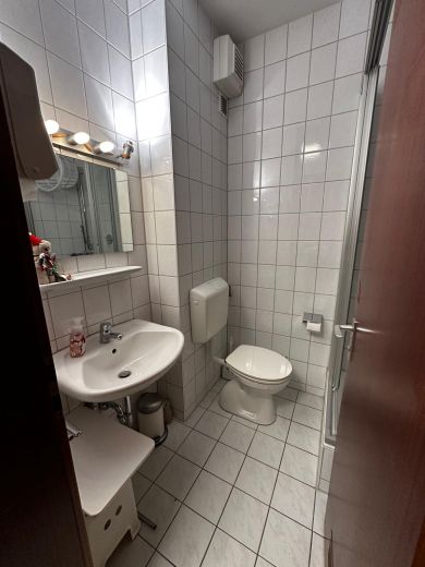 Studio 33qm, komplett möbliert, Nahe Zentrum, mit Küche, Bad, Balkon, KFZ-Stellplatz