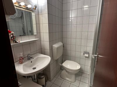 Studio 33qm, komplett möbliert, Nahe Zentrum, mit Küche, Bad, Balkon, KFZ-Stellplatz