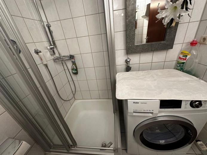 Studio 33qm, komplett möbliert, Nahe Zentrum, mit Küche, Bad, Balkon, KFZ-Stellplatz