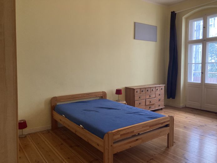 Zimmer Bett und Balkon
