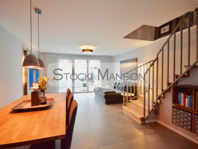 Helles Wohnzimmer mit Essecke und Zugang zur Terrasse