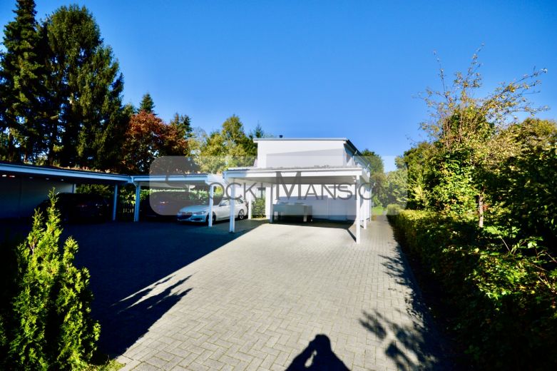 Hinterhof mit Carport-Stellplatzanlage