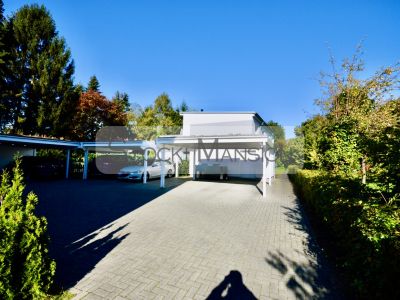 Hinterhof mit Carport-Stellplatzanlage