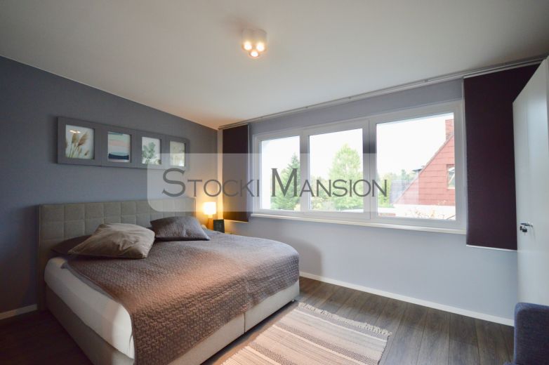 Masterbedroom im Dachgeschoss mit Kingsize-Bett