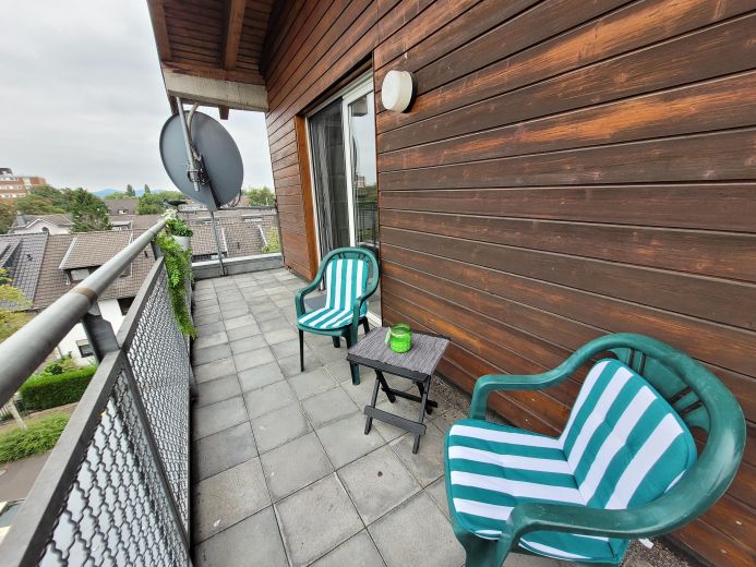 Modern möblierte 2-Zimmer-Penthouse-Wohnung mit Balkon in ruhiger, zentraler Lage Bonn-Auerberg
