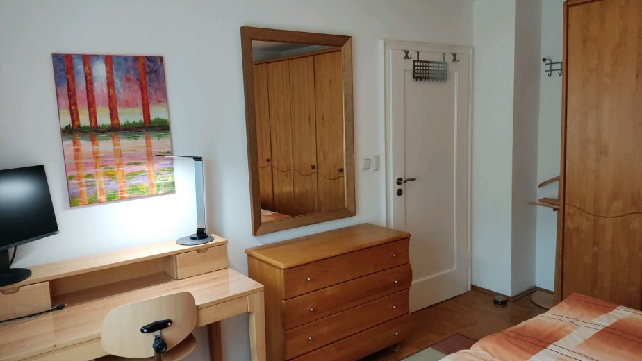 Schlafzimmer mit Spiegel, Kommode, Sekretär und kl. Herrendiener