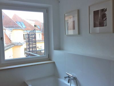 BEFRISTET & ATTRAKTIVER PREIS: Kernsanierte und helle 3-Zimmer Altbauwohnung in Schwabing-Freimann