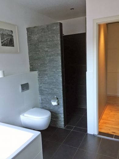 BEFRISTET & ATTRAKTIVER PREIS: Kernsanierte und helle 3-Zimmer Altbauwohnung in Schwabing-Freimann