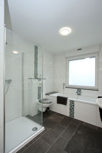 Hochwertig modern, Balkon, Internet, gute ruhige Lage, gute Anbindung