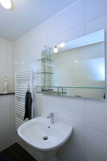 Hochwertig modern, Balkon, Internet, gute ruhige Lage, gute Anbindung