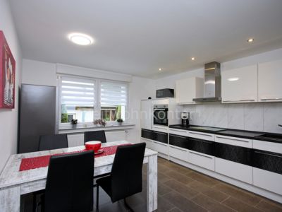 Hochwertig modern, Balkon, Internet, gute ruhige Lage, gute Anbindung