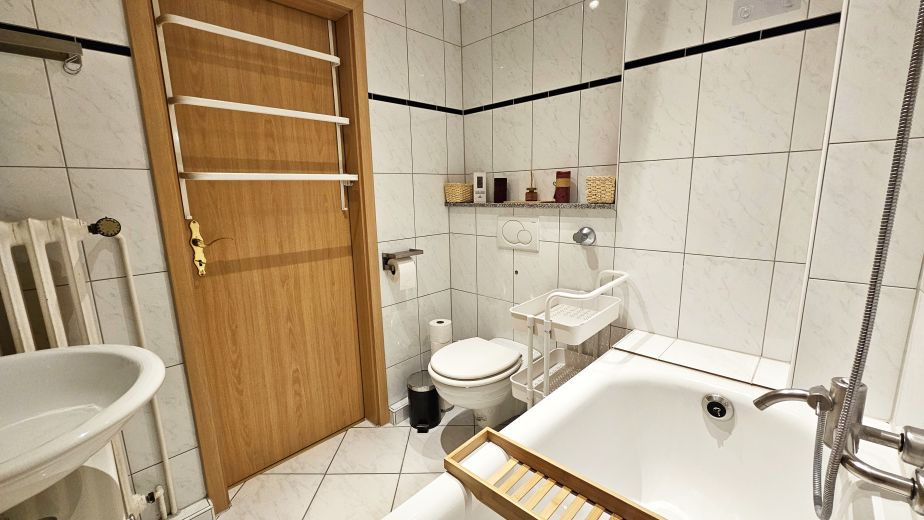 Möbliert & umfangreich ausgestattet, 3-Zimmer, 12m² Balkon, inkl. aller Kosten, Home Gym, 75" TV
