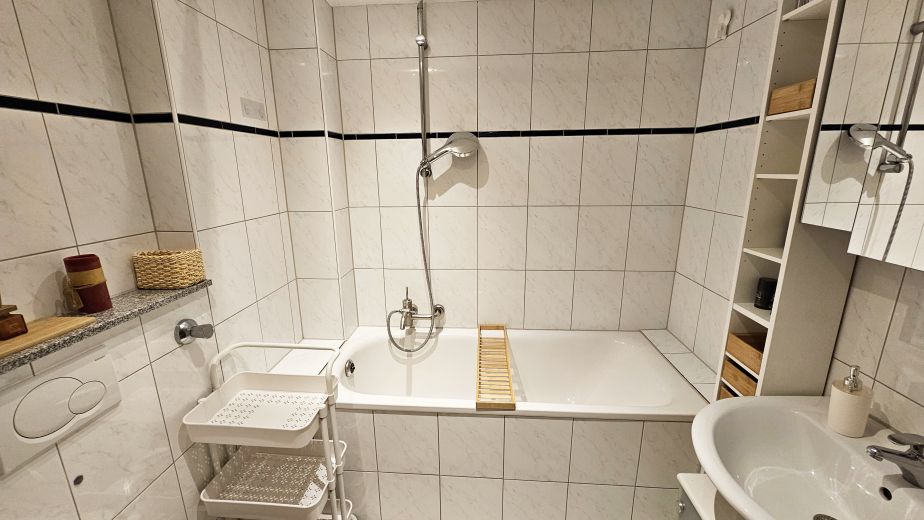 Möbliert & umfangreich ausgestattet, 3-Zimmer, 12m² Balkon, inkl. aller Kosten, Home Gym, 75" TV