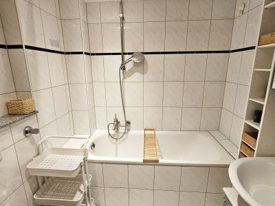 Möbliert & umfangreich ausgestattet, 3-Zimmer, 12m² Balkon, inkl. aller Kosten, Home Gym, 75" TV