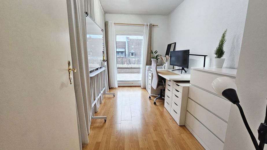 Möbliert & umfangreich ausgestattet, 3-Zimmer, 12m² Balkon, inkl. aller Kosten, Home Gym, 75" TV