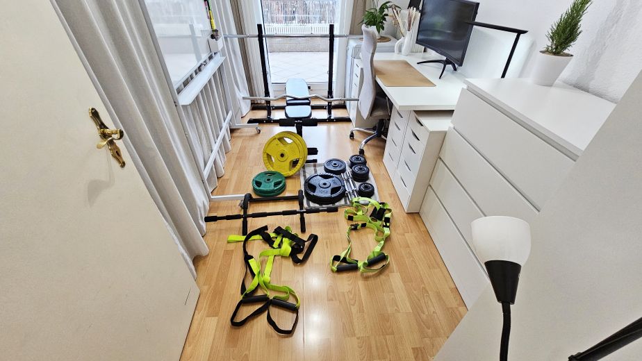 Möbliert & umfangreich ausgestattet, 3-Zimmer, 12m² Balkon, inkl. aller Kosten, Home Gym, 75" TV