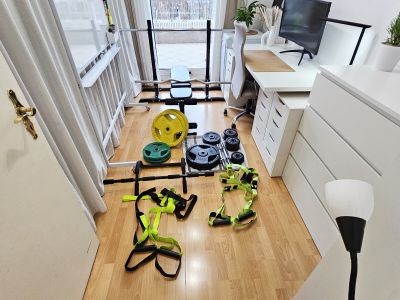 Möbliert & umfangreich ausgestattet, 3-Zimmer, 12m² Balkon, inkl. aller Kosten, Home Gym, 75" TV