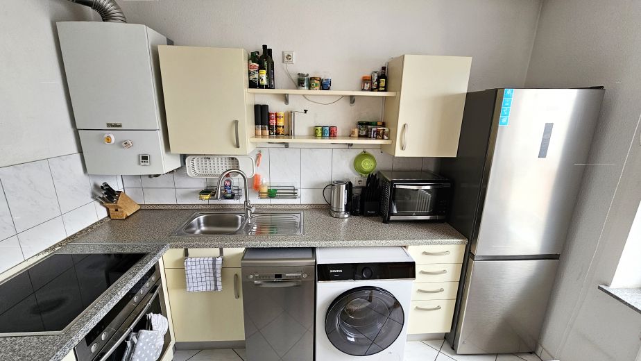 Möbliert & umfangreich ausgestattet, 3-Zimmer, 12m² Balkon, inkl. aller Kosten, Home Gym, 75" TV