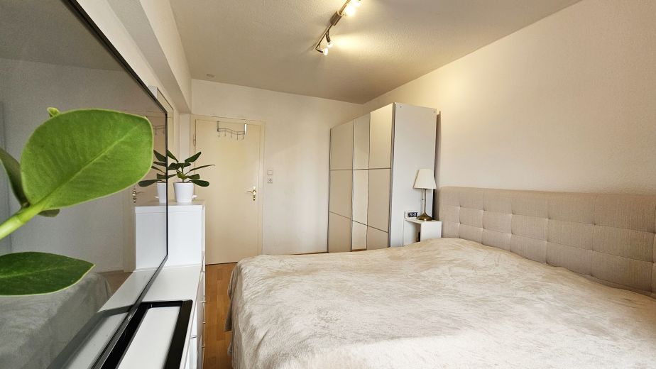 Möbliert & umfangreich ausgestattet, 3-Zimmer, 12m² Balkon, inkl. aller Kosten, Home Gym, 75" TV