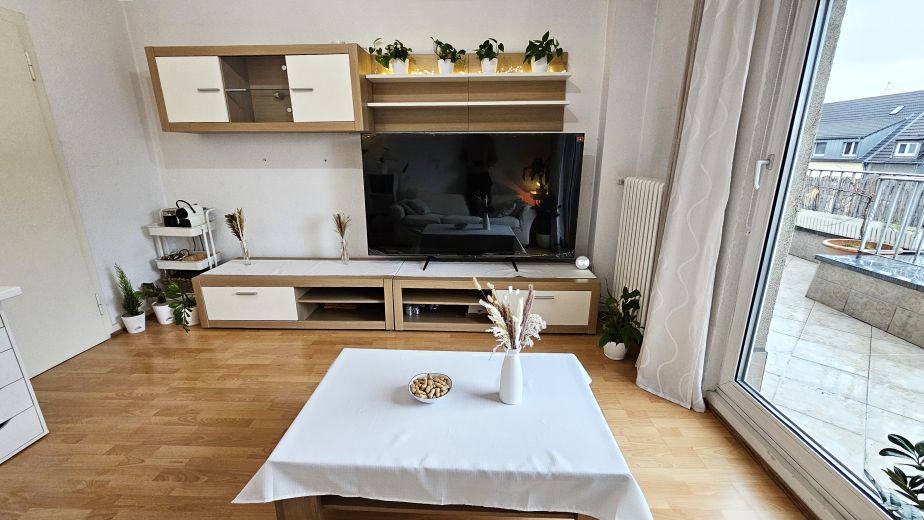 Möbliert & umfangreich ausgestattet, 3-Zimmer, 12m² Balkon, inkl. aller Kosten, Home Gym, 75" TV