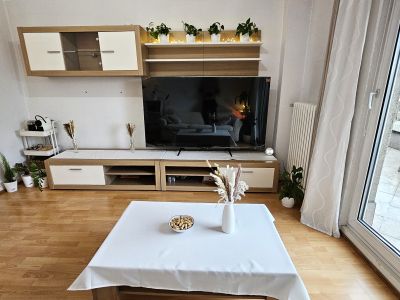 Möbliert & umfangreich ausgestattet, 3-Zimmer, 12m² Balkon, inkl. aller Kosten, Home Gym, 75" TV