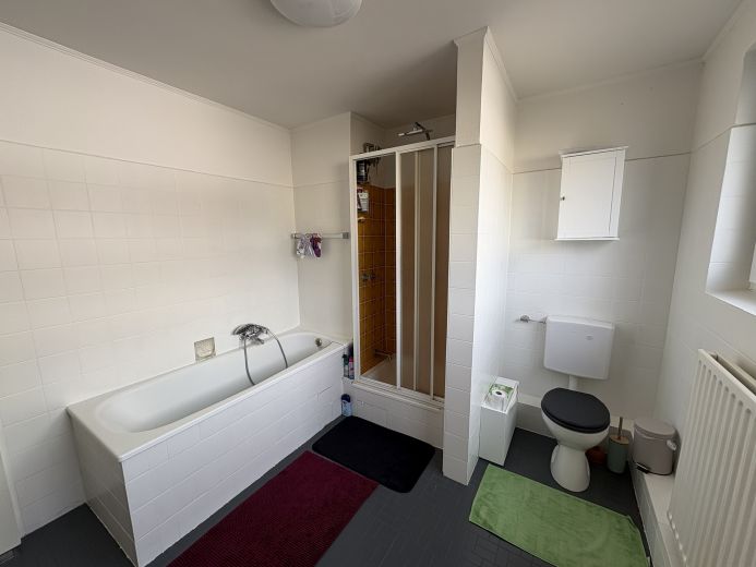 Bad mit Dusche und Badewanne OG