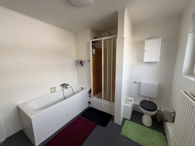 Bad mit Dusche und Badewanne OG