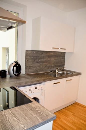 Unterbilk: moderne und helle 2-Zimmer Wohnung mit Balkon ins Grüne