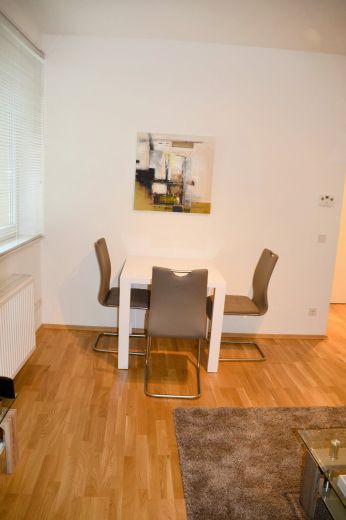 Unterbilk: moderne und helle 2-Zimmer Wohnung mit Balkon ins Grüne