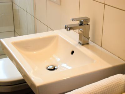 Unterbilk: moderne und helle 2-Zimmer Wohnung mit Balkon ins Grüne