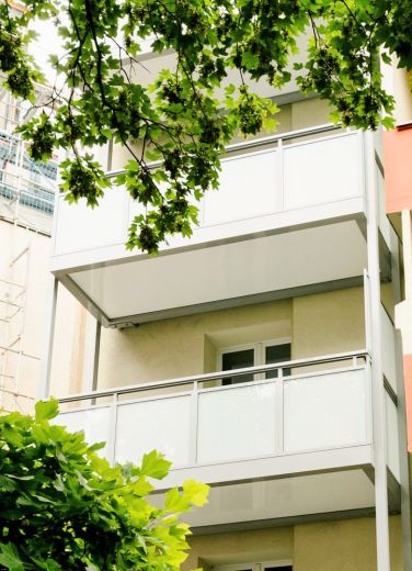Unterbilk: moderne und helle 2-Zimmer Wohnung mit Balkon ins Grüne