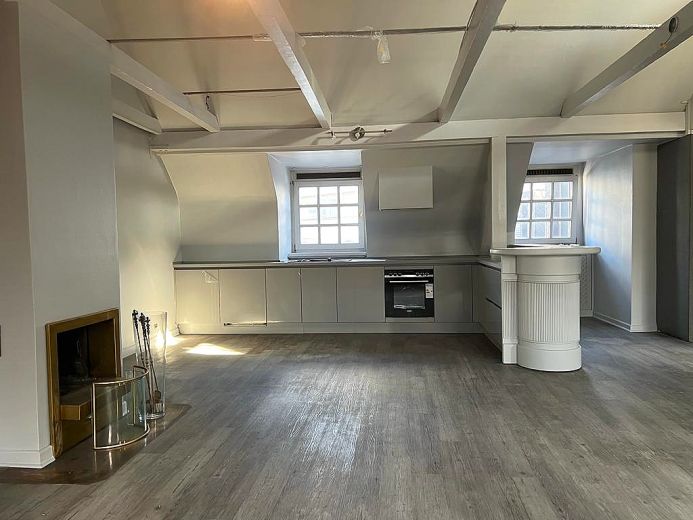 Carlstadt: Loft-Wohnung in begehrter Lage mit Einbauküche