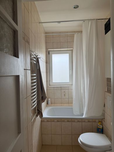 Miete inkl. Strom und Internet 800,- Euro, Besichtigung am 23.11.2025