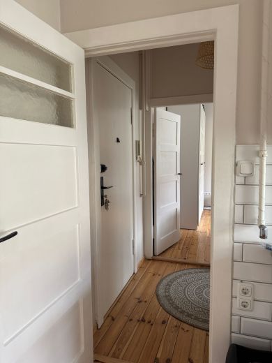 Miete inkl. Strom und Internet 800,- Euro, Besichtigung am 23.11.2025