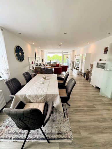 Renovierte 3-Zimmer-Wohnung mit Balkon und Loggia mit Weitblick!