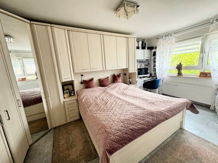 Renovierte 3-Zimmer-Wohnung mit Balkon und Loggia mit Weitblick!