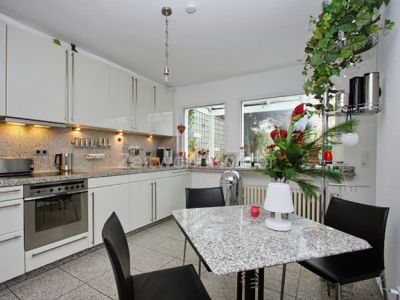 Urbanes Wohnen Nähe Düsseldorf – stilvolles, voll möbliertes Haus mit Garten, Terrasse und Garage