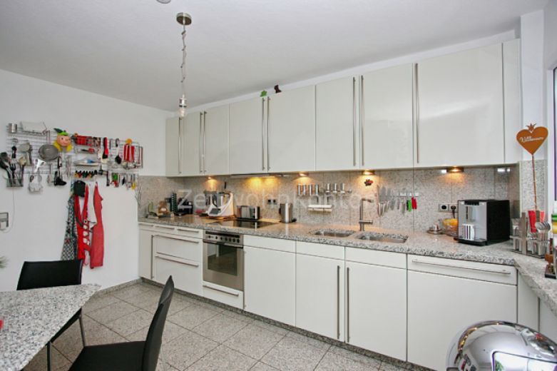 Urbanes Wohnen Nähe Düsseldorf – stilvolles, voll möbliertes Haus mit Garten, Terrasse und Garage