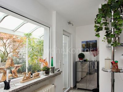 Urbanes Wohnen N&auml;he D&uuml;sseldorf &ndash; stilvolles, voll m&ouml;bliertes Haus mit Garten, Terrasse und Garage