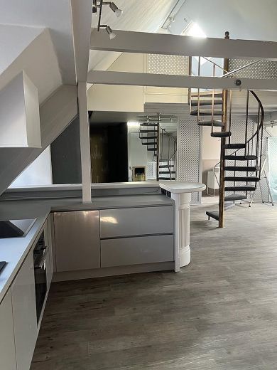 Carlstadt: Loft-Wohnung in begehrter Lage mit Einbauküche