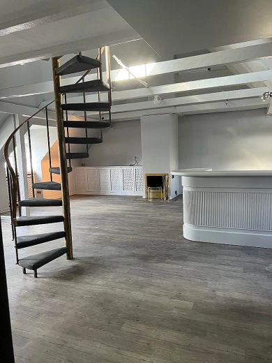 Carlstadt: Loft-Wohnung in begehrter Lage mit Einbauküche