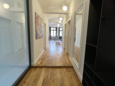 Ruhige zentrale Dachgeschosswohnung mit Eichendielen, möbliert, großzügiger Grundriss