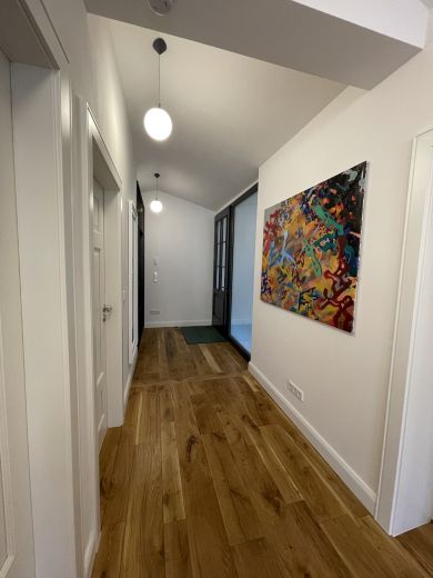 Ruhige zentrale Dachgeschosswohnung mit Eichendielen, möbliert, großzügiger Grundriss