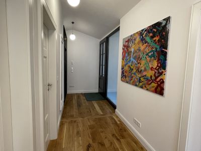 Ruhige zentrale Dachgeschosswohnung mit Eichendielen, möbliert, großzügiger Grundriss