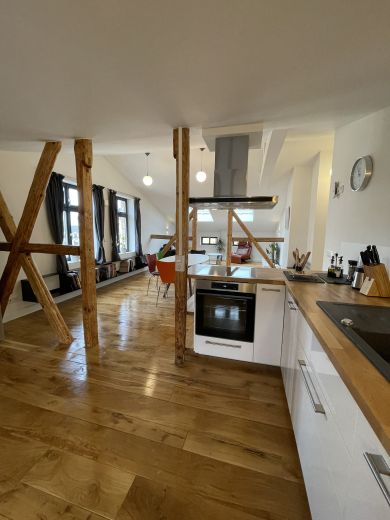 Ruhige zentrale Dachgeschosswohnung mit Eichendielen, möbliert, großzügiger Grundriss